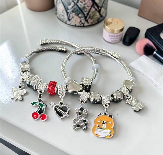 12 Pulsera Tipo Pandora con Dijes Capibara $13.5 c/u
