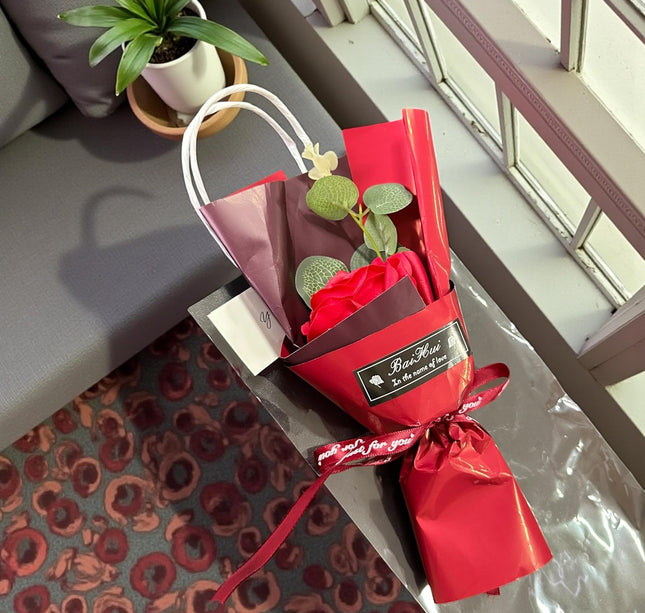 Ramo 1 Rosa Envueltas en Bolsa de Regalo Celofan