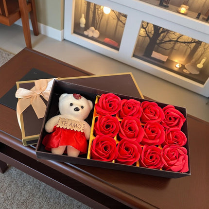 Caja de Regalo Con 12 Rosas de Jabón y Osito "Te Amo"
