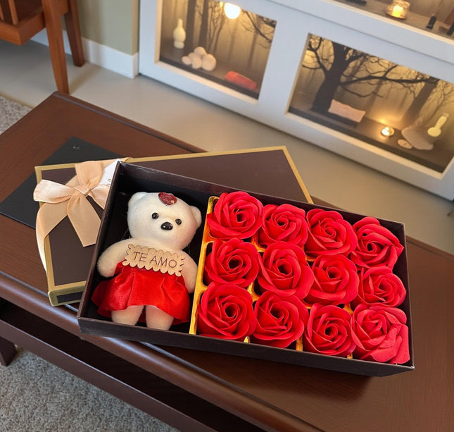 Caja de Regalo Con 12 Rosas de Jabón y Osito "Te Amo"