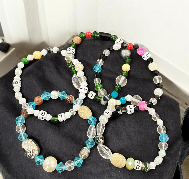 12 Pulseras Letras y Pedreria $3.9 c/u