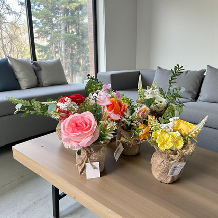 2 Rosa con Flores en Organza $41.9 c/u