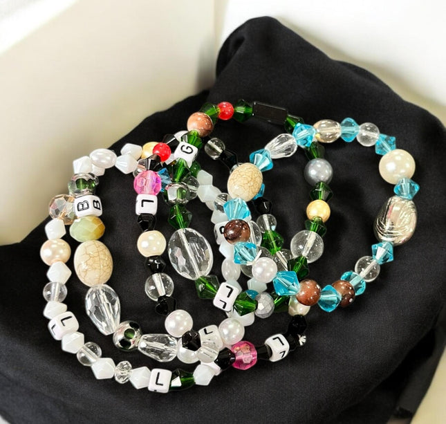 12 Pulseras Letras y Pedreria $3.9 c/u