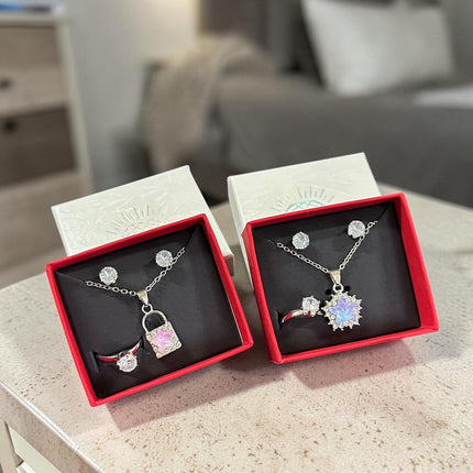 12 Sets Joyeria Collar,Anillo y Aretes con Pedreria y Caja de Regalo Plateada $19.5 c/u