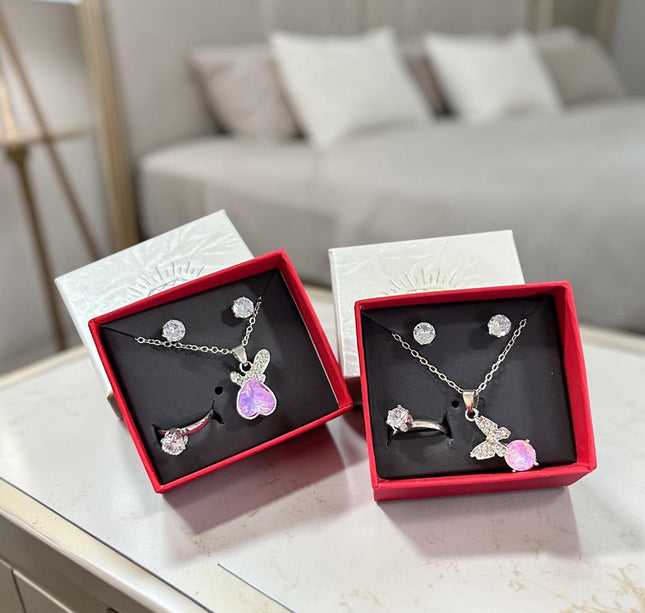 12 Sets Joyeria Collar,Anillo y Aretes con Pedreria y Caja de Regalo Plateada $19.5 c/u