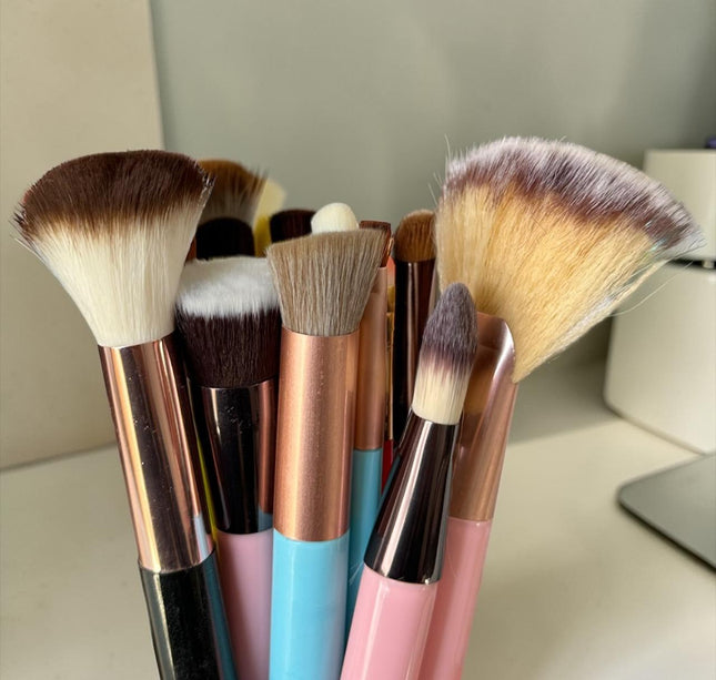 12 Sets de 10 Brochas de Maquillaje $30. c/u