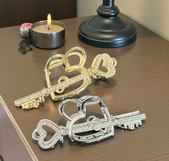 12 Pinzas para Cabello Doradas/Plateadas Corazón con Pedreria  $26 c/u