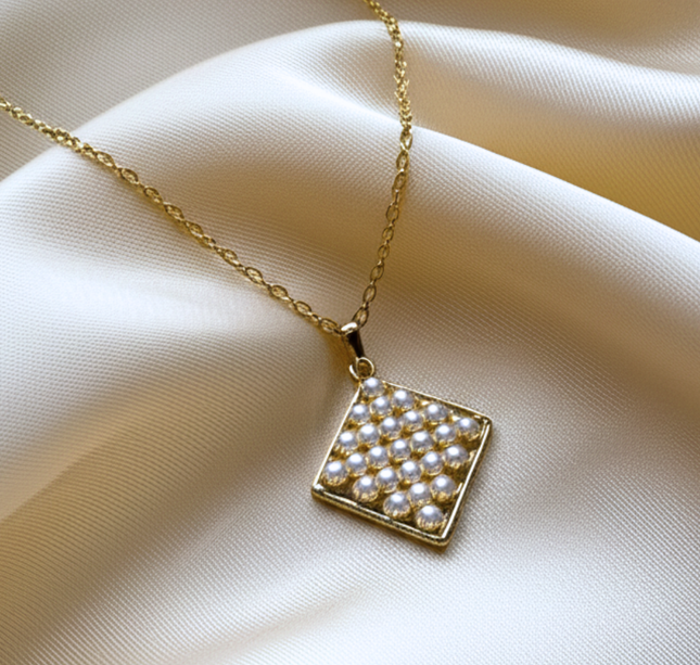 12 Collares con perlas diseños $7.48 c/u