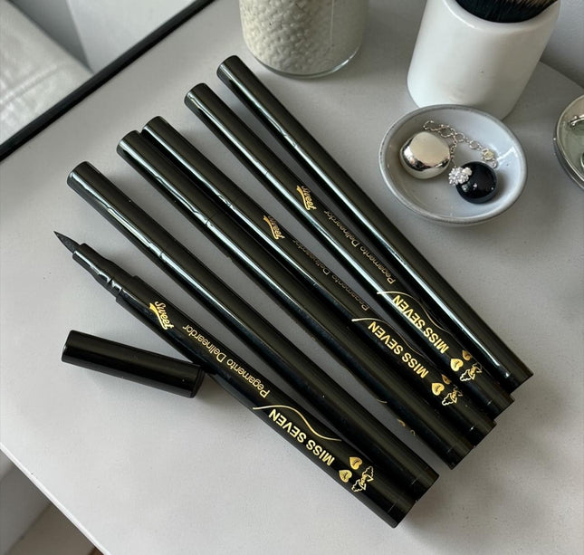 24 Delineador/Pegamento para Pestañas $7.5 c/u