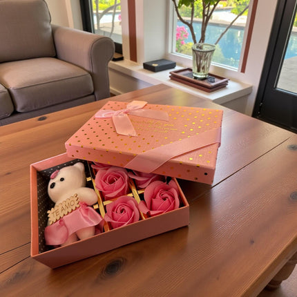 Caja de Regalo Con 6 Rosas de Jabón y Osito "Te Amo"
