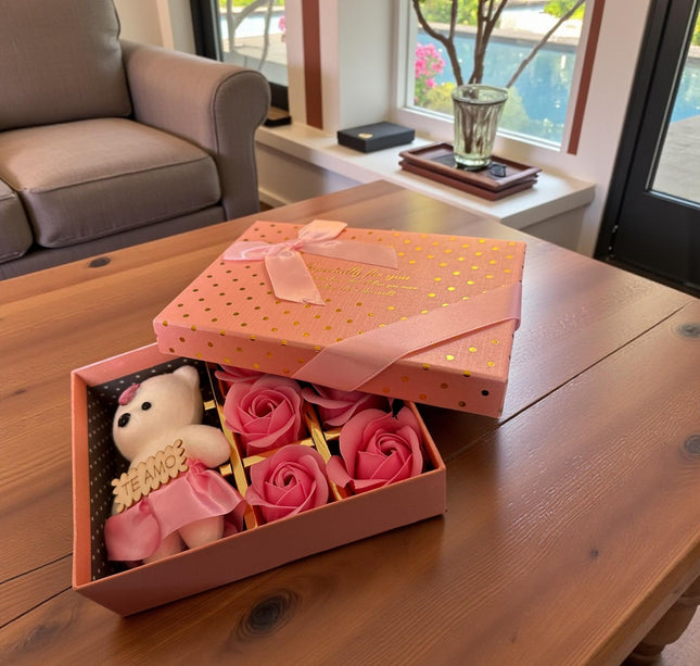 Caja de Regalo Con 6 Rosas de Jabón y Osito "Te Amo"