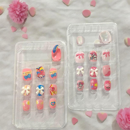 12 Sets de Uñas Sanrio con Pegamento $10.9 c/u