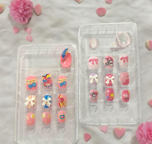 12 Sets de Uñas Sanrio con Pegamento $10.9 c/u