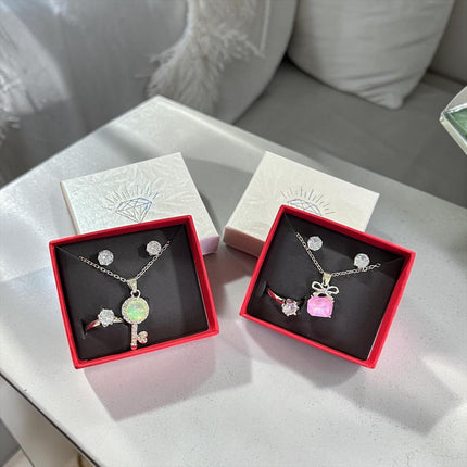 12 Sets Joyeria Collar,Anillo y Aretes con Pedreria y Caja de Regalo Plateada $19.5 c/u