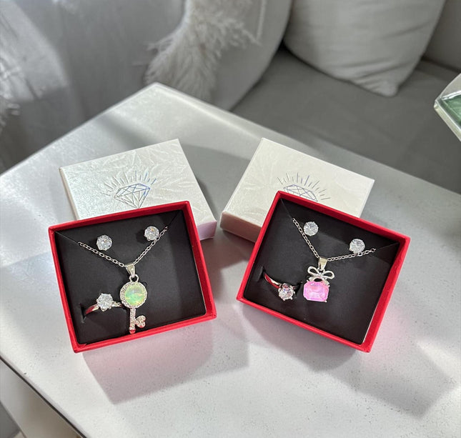 12 Sets Joyeria Collar,Anillo y Aretes con Pedreria y Caja de Regalo Plateada $19.5 c/u