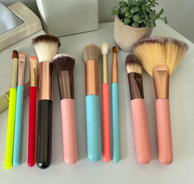 12 Sets de 10 Brochas de Maquillaje $30. c/u