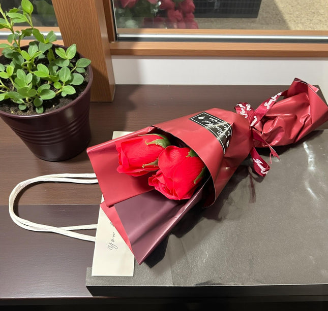 Ramo 2 Rosas Envueltas en Bolsa de Regalo Celofan