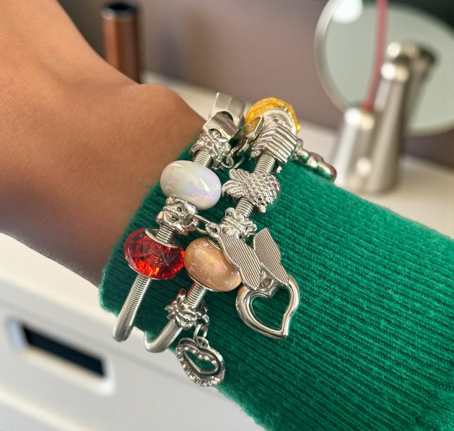 12 Pulseras Plateadas con Dijes tipo Pandora $13 c/u