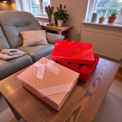 Caja de Regalo Con 6 Rosas de Jabón y Osito "Te Amo"