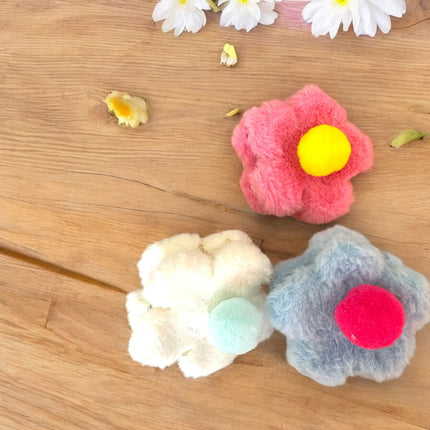 12 Pinzas Flor de Peluche con Pom Pom $10.3 c/u