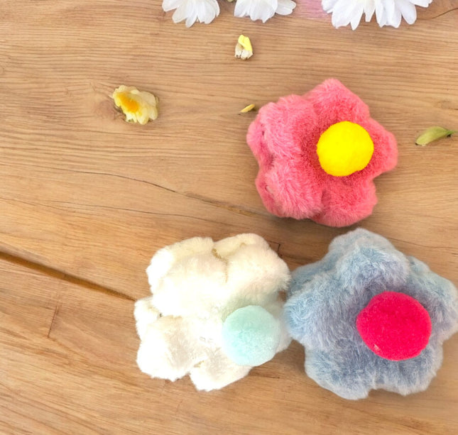 12 Pinzas Flor de Peluche con Pom Pom $10.3 c/u