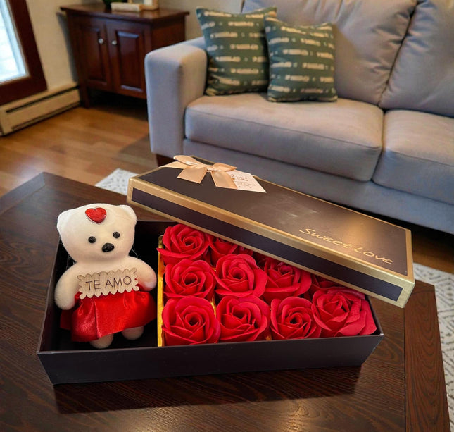 Caja de Regalo Con 12 Rosas de Jabón y Osito "Te Amo"
