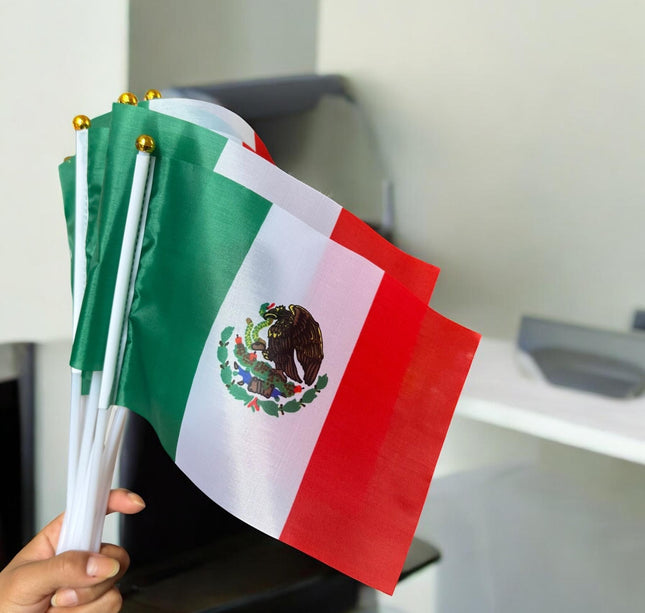 100 Banderas de Tela Mexico Ch $2 c/u