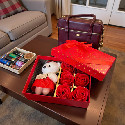 Caja de Regalo Con 6 Rosas de Jabón y Osito "Te Amo"