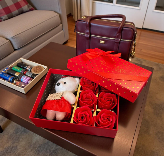 Caja de Regalo Con 6 Rosas de Jabón y Osito "Te Amo"