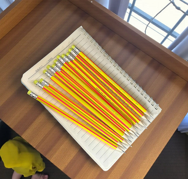 Exclusivo Tienda en linea 💥💎 Caja de 12 Lapices "HB" Triangulares Rosa/Amarillo/Verde