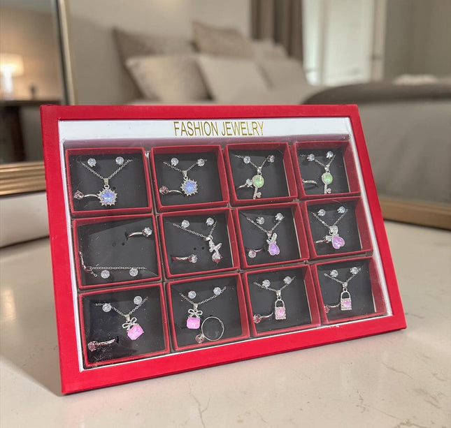 12 Sets Joyeria Collar,Anillo y Aretes con Pedreria y Caja de Regalo Plateada $19.5 c/u
