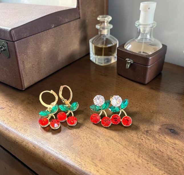 12 Aretes Cerezas Dorados $12 c/u
