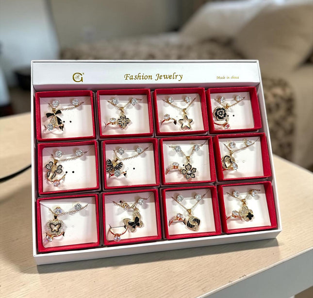 12 Sets Joyeria Collar,Anillo y Aretes con Pedreria y Caja de Regalo Dorada $22.5 c/u