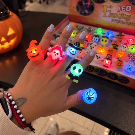 50 Anillos Halloween con figuras $2.52 c/u