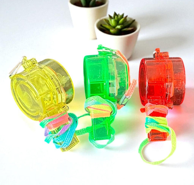 12 Silbatos con Correa de colores y Luces $7.25 c/u