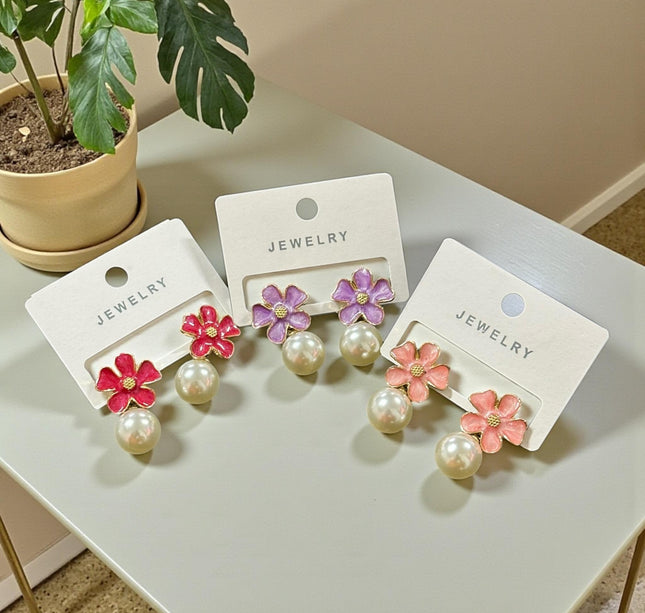 12 Pares de Aretes Flor con Perlita $7.5 c/u