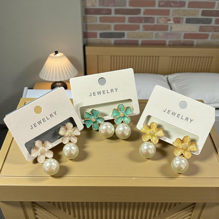 12 Pares de Aretes Flor con Perlita $7.5 c/u