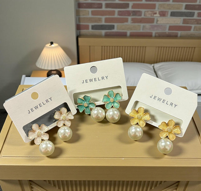 12 Pares de Aretes Flor con Perlita $7.5 c/u