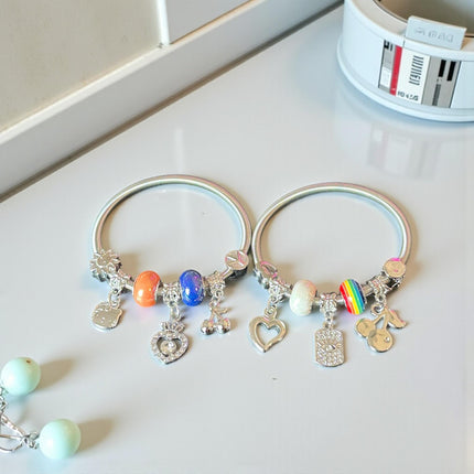 12 Pulseras Plateadas con Dijes tipo Pandora $13 c/u