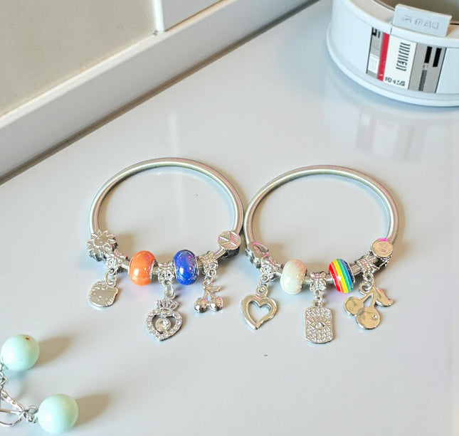 12 Pulseras Plateadas con Dijes tipo Pandora $13 c/u