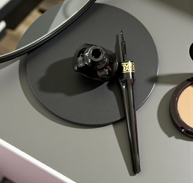 24 Delineadores Liquidos para Ojos "L.A Bonita" $7.875 c/u