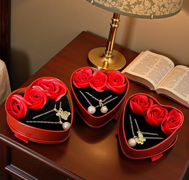 6 Caja Corazón Metalica con  3 Rosas de Jabón y Collar $43 c/u