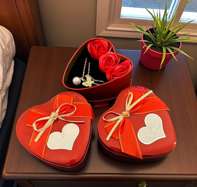 6 Caja Corazón Metalica con  3 Rosas de Jabón y Collar $43 c/u