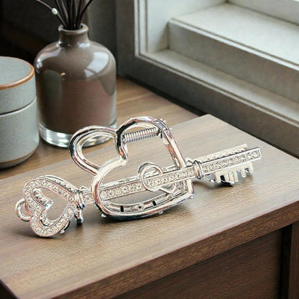 12 Pinzas para Cabello Doradas/Plateadas Corazón con Pedreria  $26 c/u