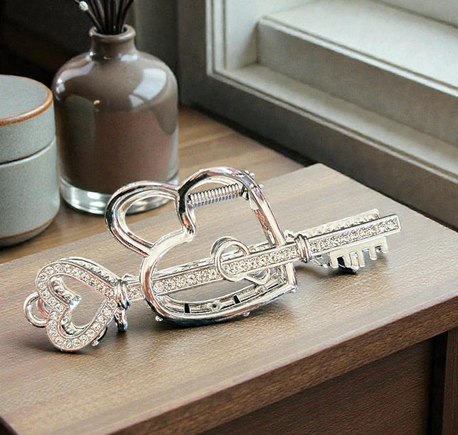 12 Pinzas para Cabello Doradas/Plateadas Corazón con Pedreria  $26 c/u