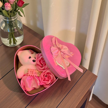Caja Corazón Metalica con Osito y 3 Rosas de Jabón