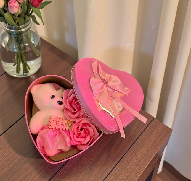 Caja Corazón Metalica con Osito y 3 Rosas de Jabón